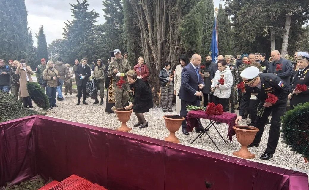 Екатерина Алтабаева приняла участие в торжественной церемонии захоронения останков бойцов Великой Отечественной войны на Братском кладбище на Дергачах