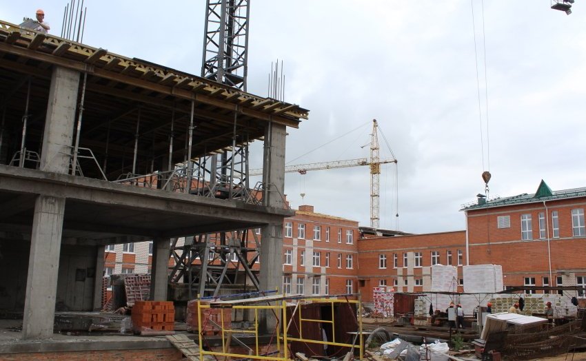 Сергей Михайлов в рамках рабочей поездки в регион оценил ход строительных работ в новой школе на 1100 мест в мкр Октябрьский города Читы