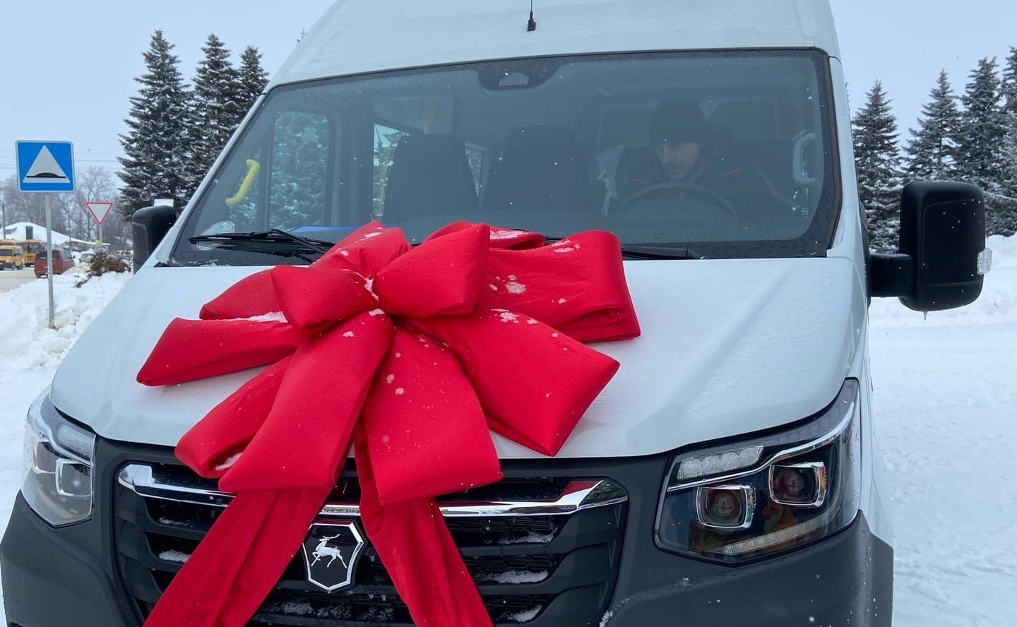 Максим Кавджарадзе передал ключи от нового автобуса для Центра дополнительного образования Измалковского района