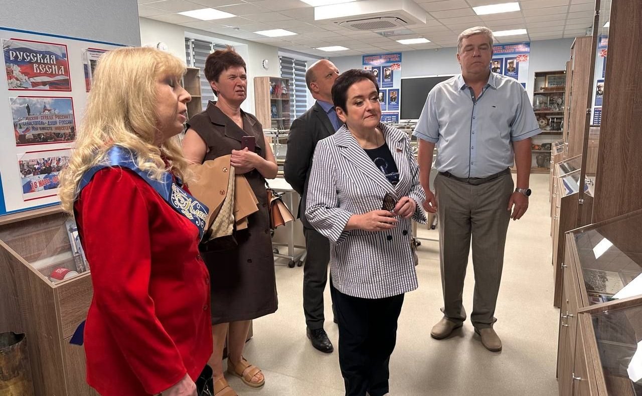 Лариса Мельник, поздравила севастопольских выпускников с последним звонком