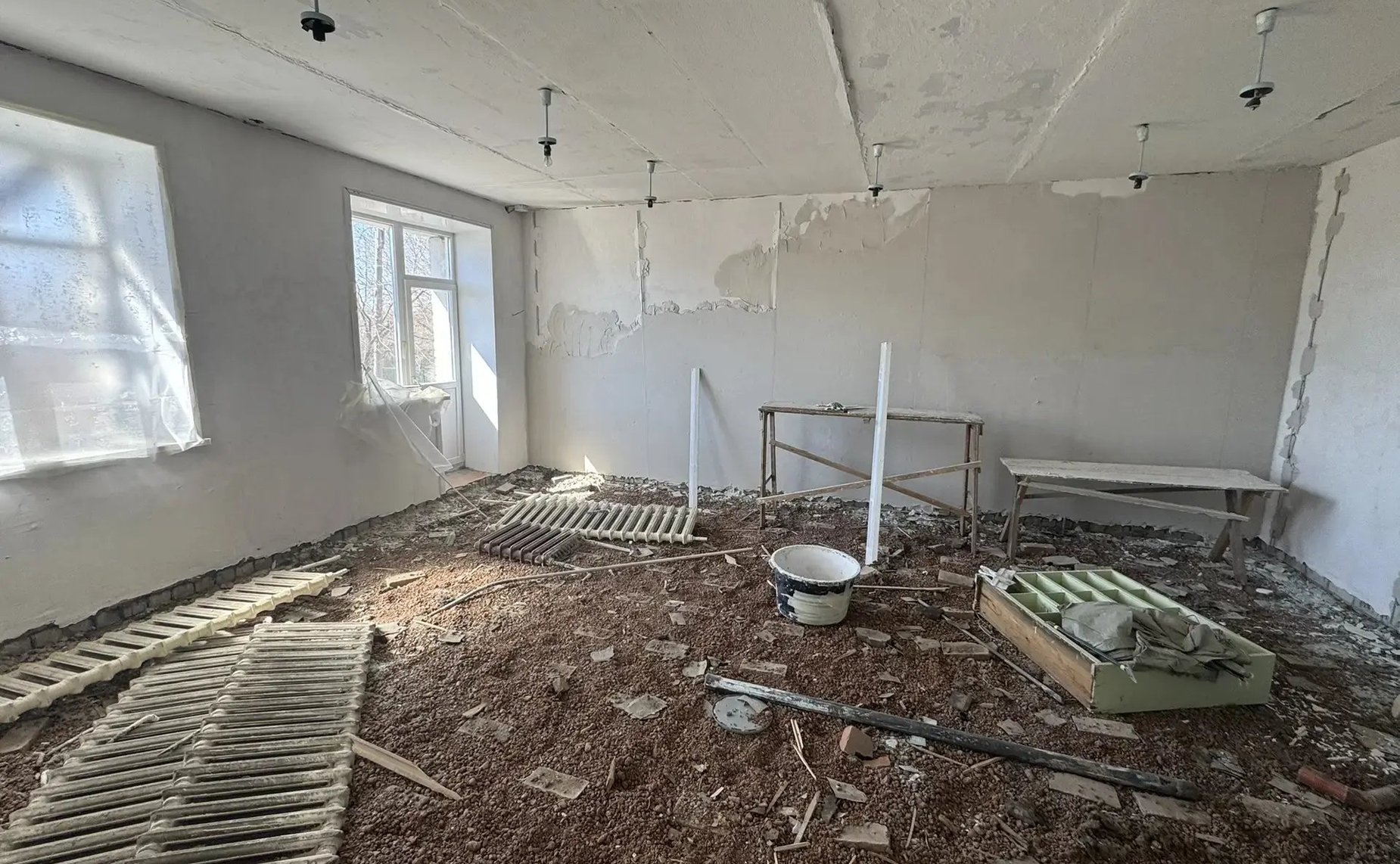 Сергей Михайлов проконтролировал ход строительства и ремонта в детском саду № 63 в поселке Чернышевск