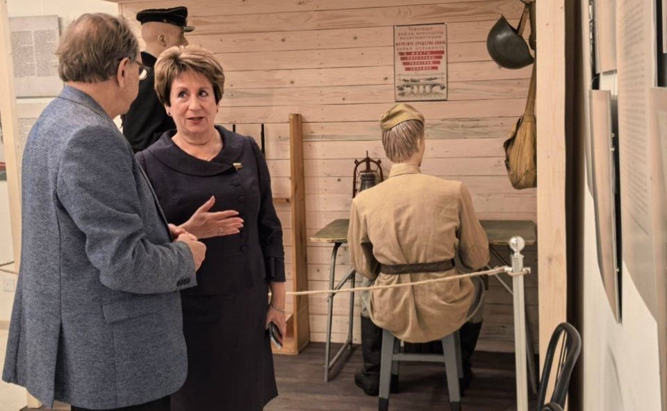Екатерина Алтабаева ознакомилась с выставкой, посвященной фронтовым корреспондентам, которые работали в осажденном Севастополе в 1941–42 годах