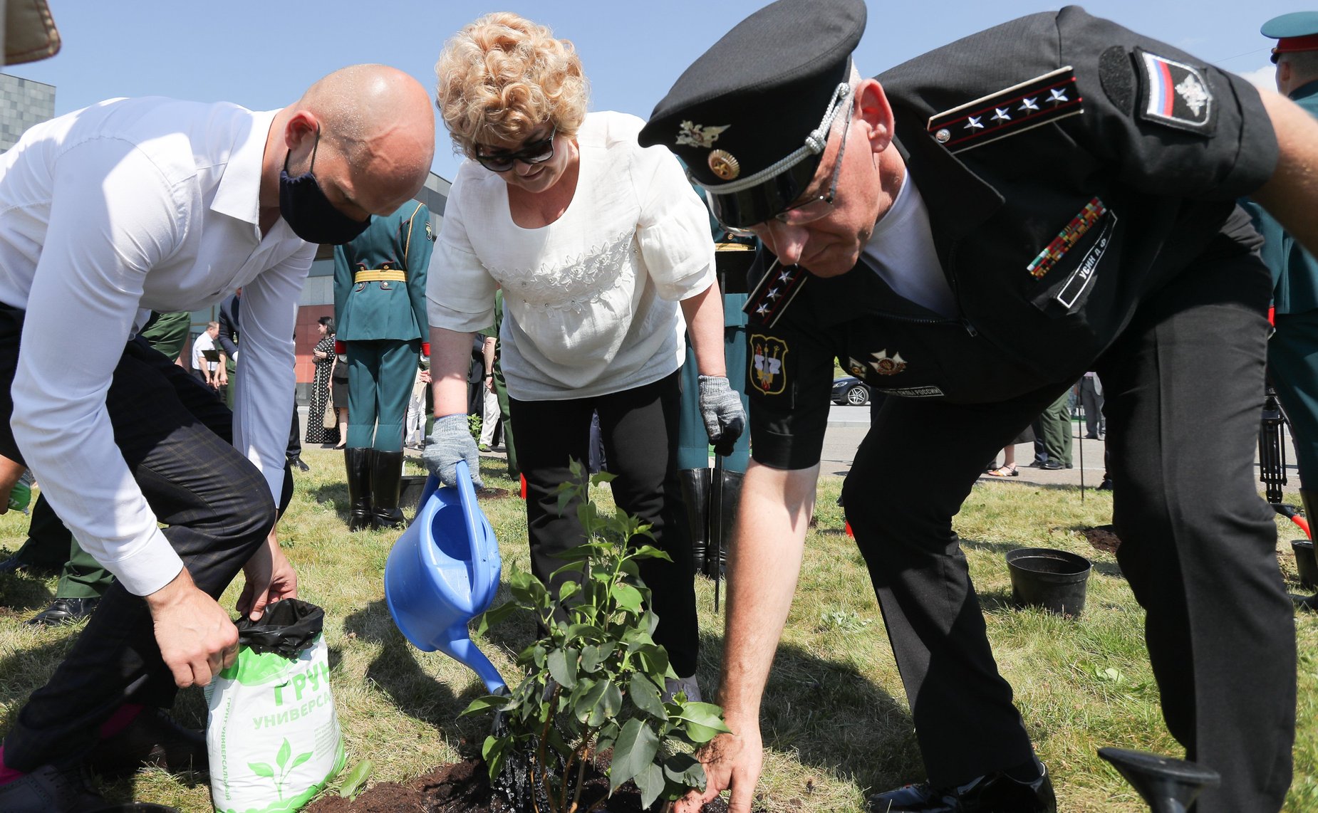 Заместитель Председателя Совета Федерации Константин Косачев принял участие в высадке кустов сирени в честь легендарных полководцев Великой Отечественной войны