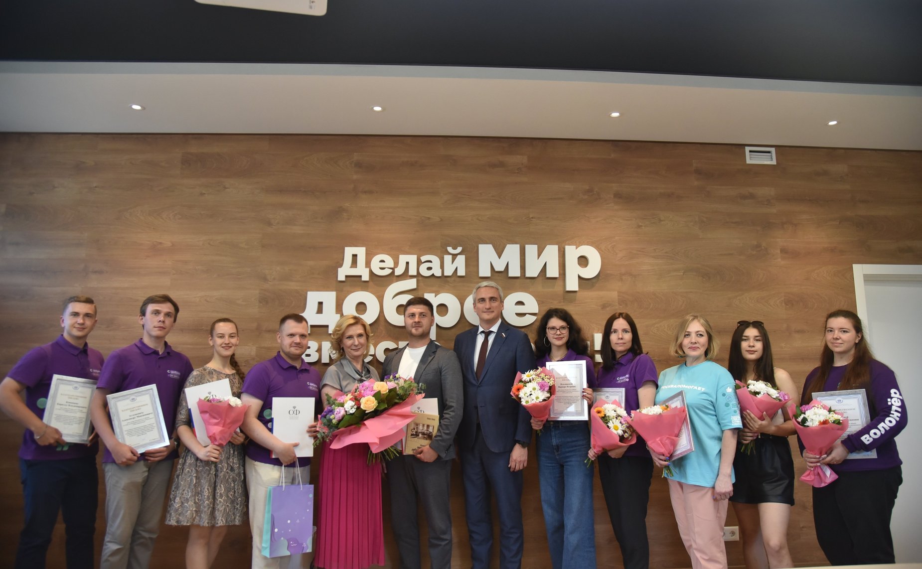 Инна Святенко провела встречу со столичными волонтерами и передала в ресурсный центр «Мосволонтер» более 1000 книг художественной литературы