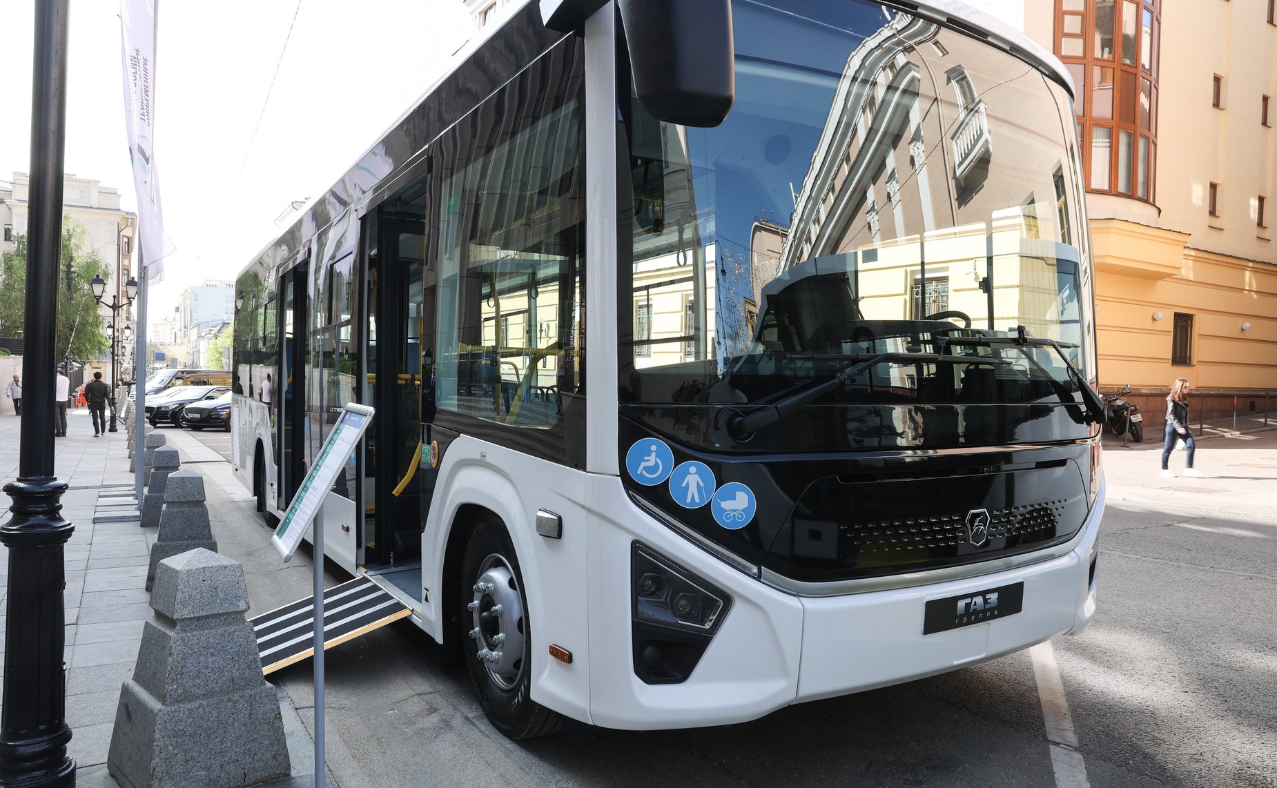 Осмотр участниками «встречи Председателя СФ с тружениками социальной сферы села» специальной техники