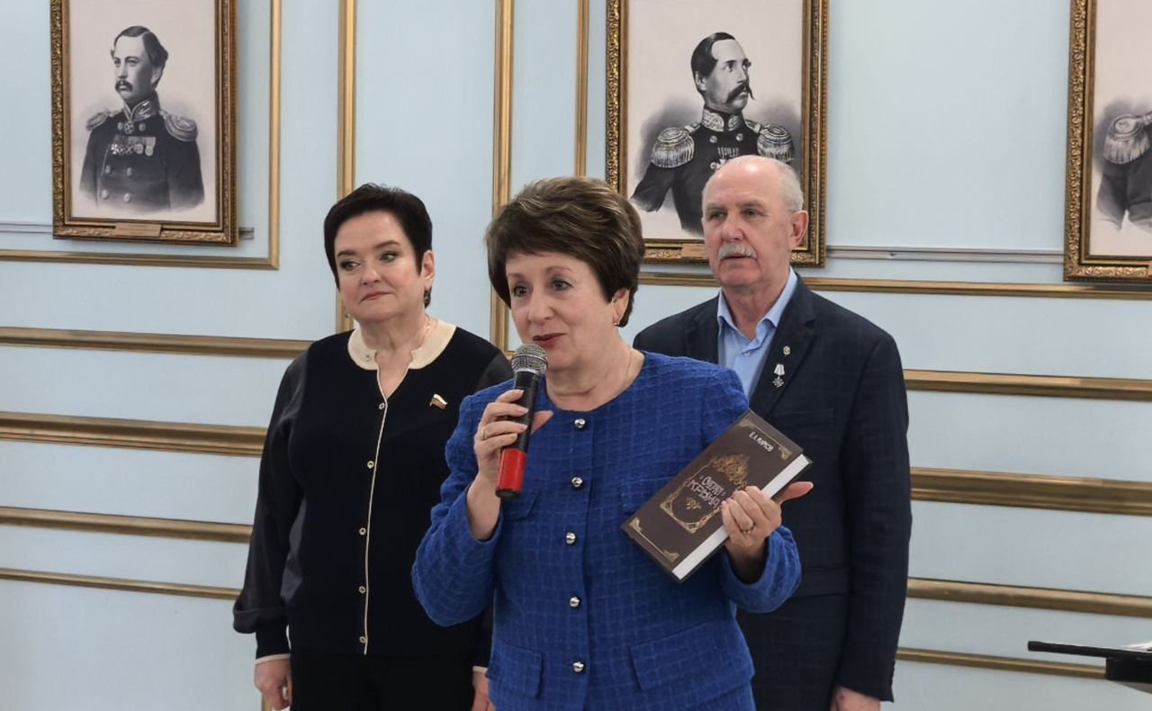 Екатерина Алтабаева совместно с представителем в СФ от законодательного органа государственной власти Севастополя Ларисой Мельник вручили награды севастопольским школьникам