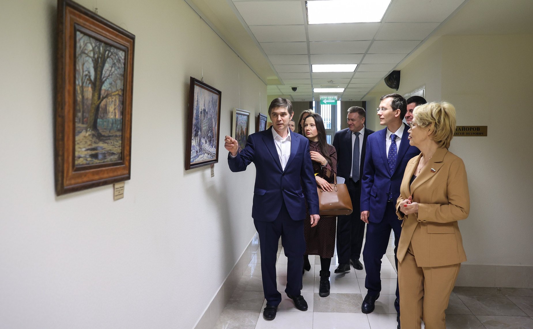 Дина Оюн открыла в верхней палате парламента выставку живописи московского художника Андрея Ковалевского «Мир на палитре»