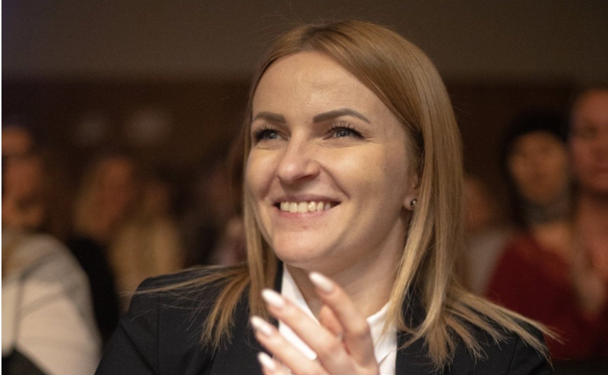 Ирина Кожанова приняла участие в праздничном концерте по случаю празднования международного Дня матери в МБУ ДО «Центр дополнительного образования» г. Смоленска