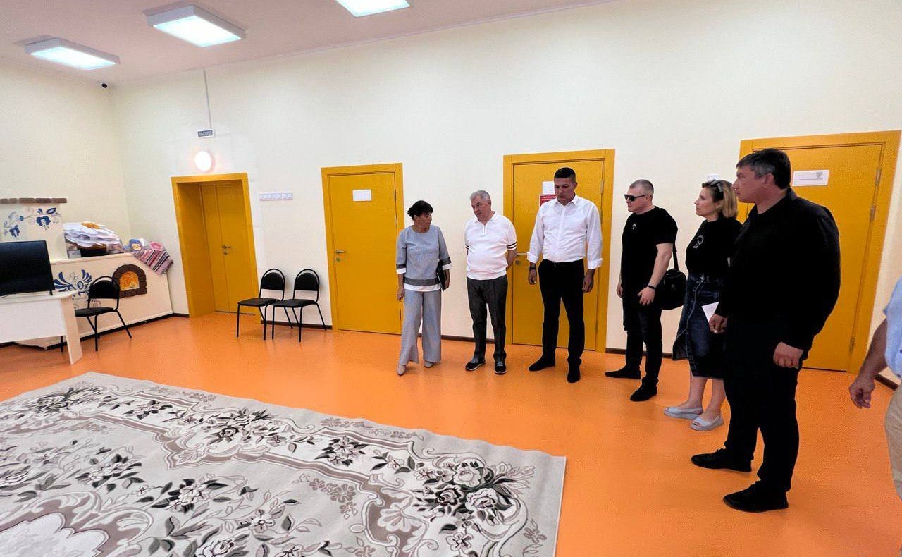 Анатолий Артамонов в рамках рабочей поездки в регион побывал в детском саду-яслях «Золотые зернышки» в Детчино, открытом в 2022 году