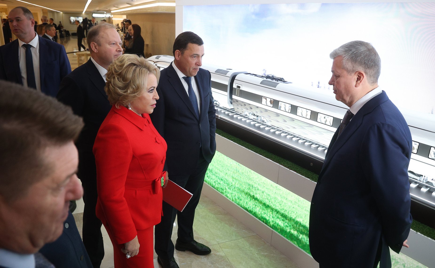 Валентина Матвиенко и Евгений Куйвашев осмотрели выставку, посвященную истории и перспективным направлениям развития Свердловской области