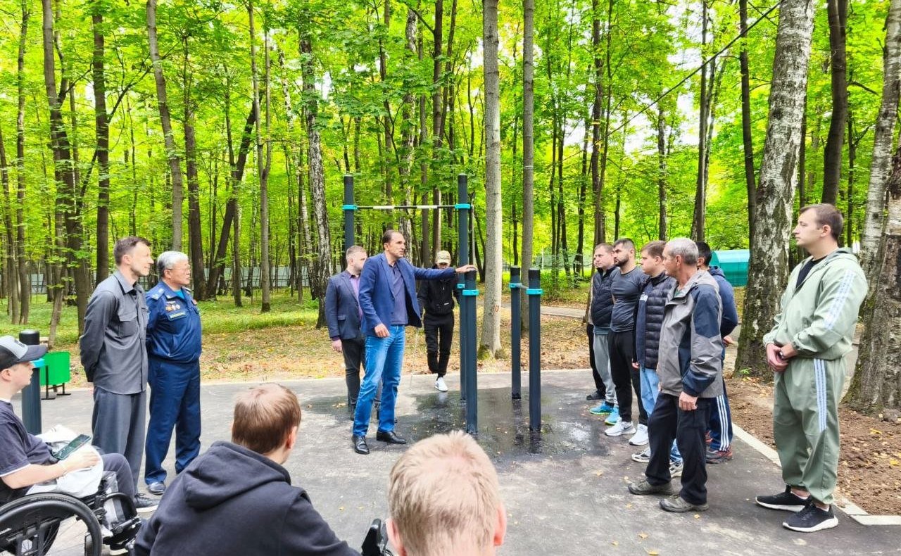 Андрей Хапочкин выступил инициатором проекта создания инклюзивной спортивной площадки для раненых бойцов, проходящих лечение в госпитале им. Н. Н. Бурденко