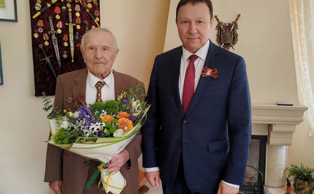 Александр Ролик встретился с ветеранами Великой Отечественной войны и принял участие в возложении венков к Вечному огню мемориала «Боевая слава Тихоокеанского флота»