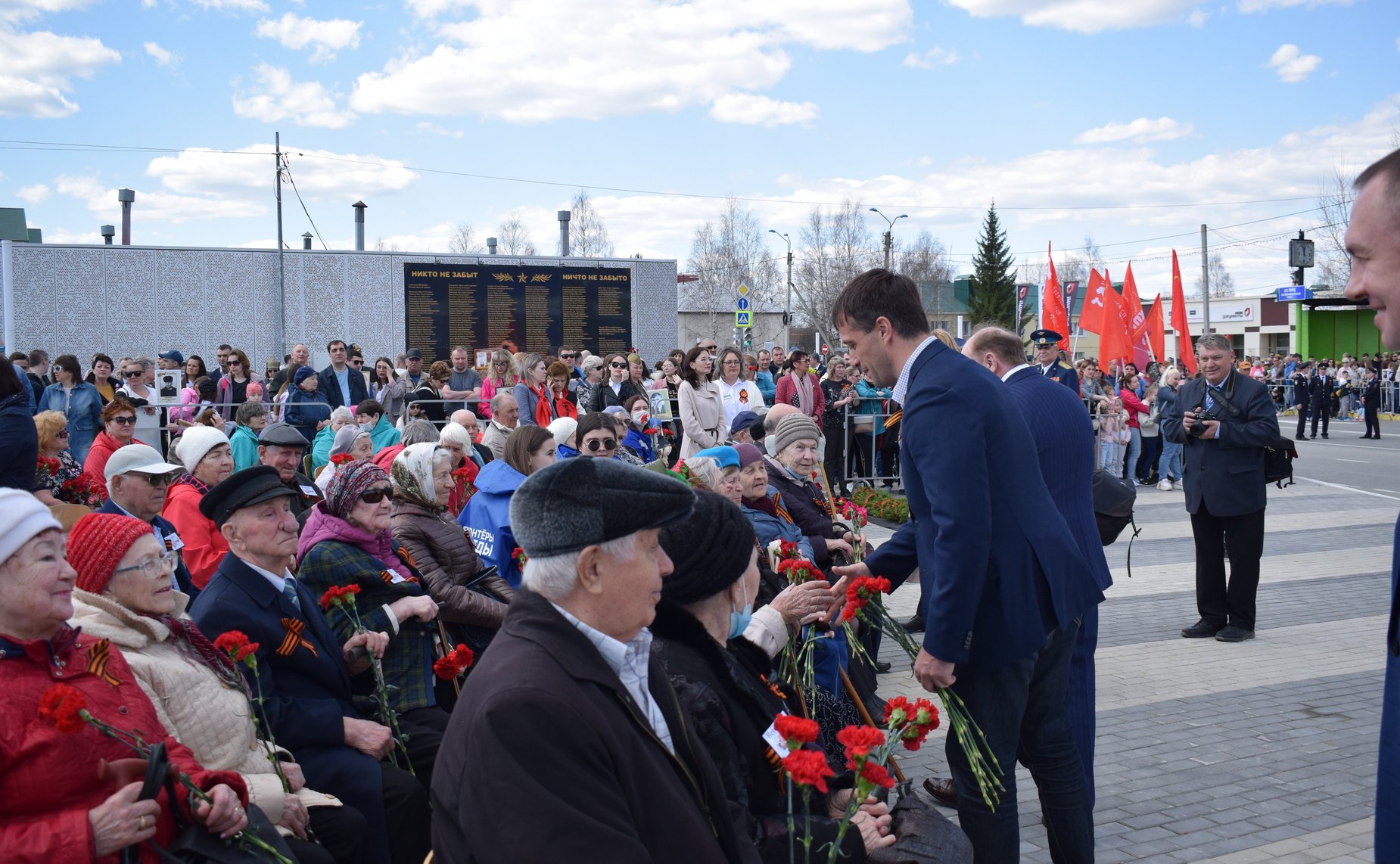 Эдуард Исаков посетил ряд мероприятий, приуроченных к 77-й годовщине Победы в Великой Отечественной войне, и принял участие в шествии «Бессмертный полк» в городе Югорске