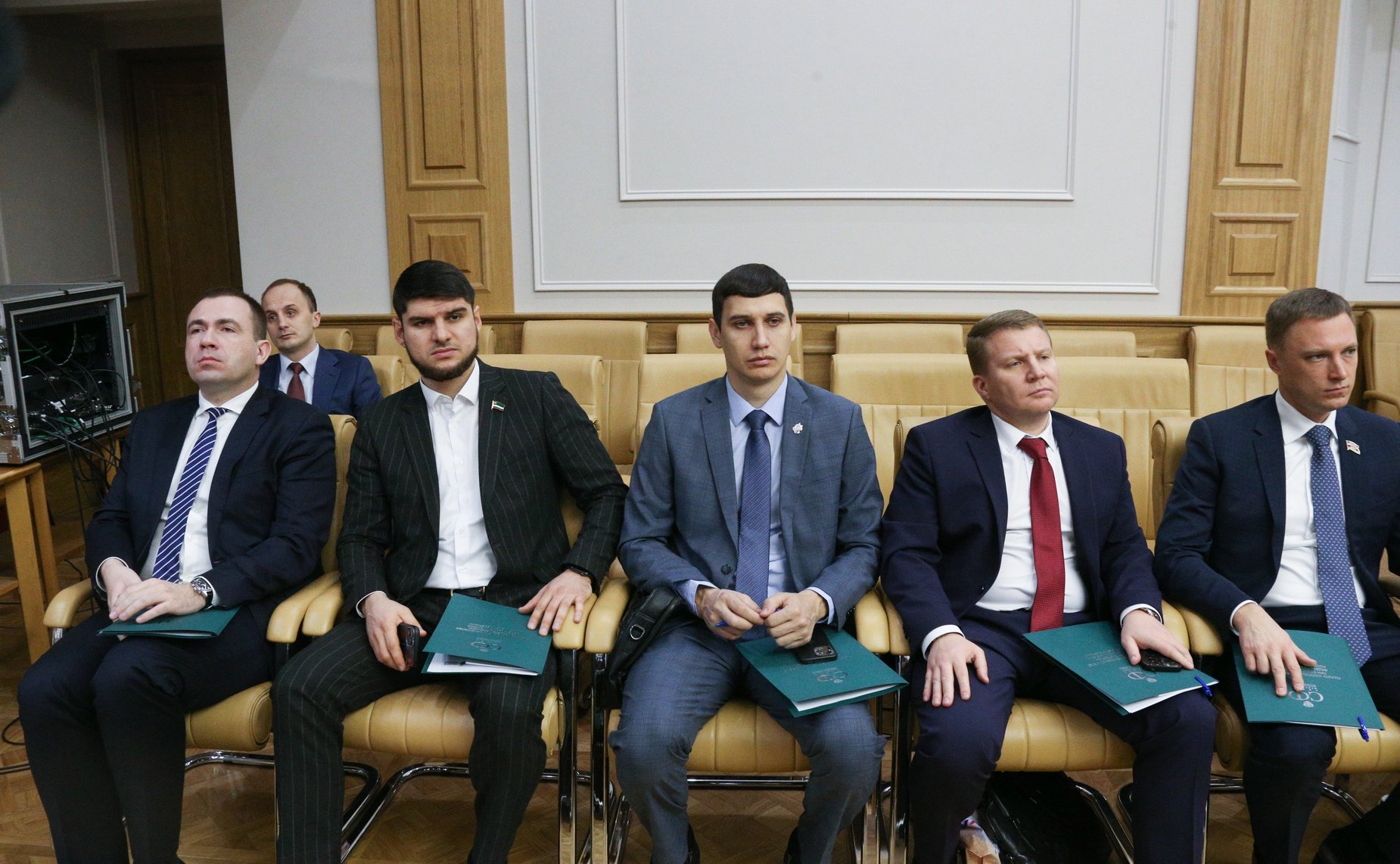 Первый заместитель председателя Комитета СФ по социальной политике Александр Варфоломеев провел встречу молодых парламентариев на тему «Время созидать. Молодежь как основа нового мира»