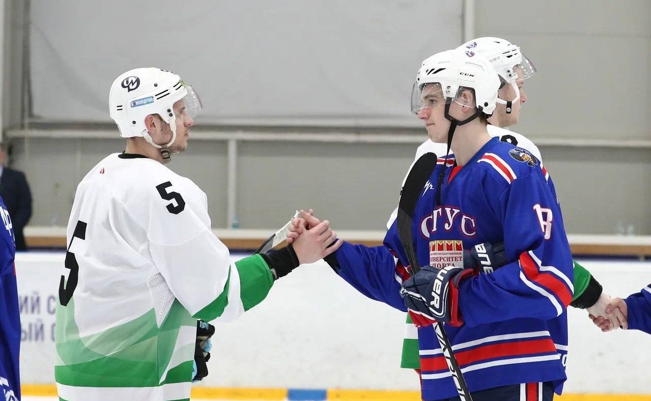 Руслан Смашнёв принял участие в церемонии открытия товарищеского хоккейного матча между командами Белорусского государственного университета физической культуры и Смоленского государственного университета спорта