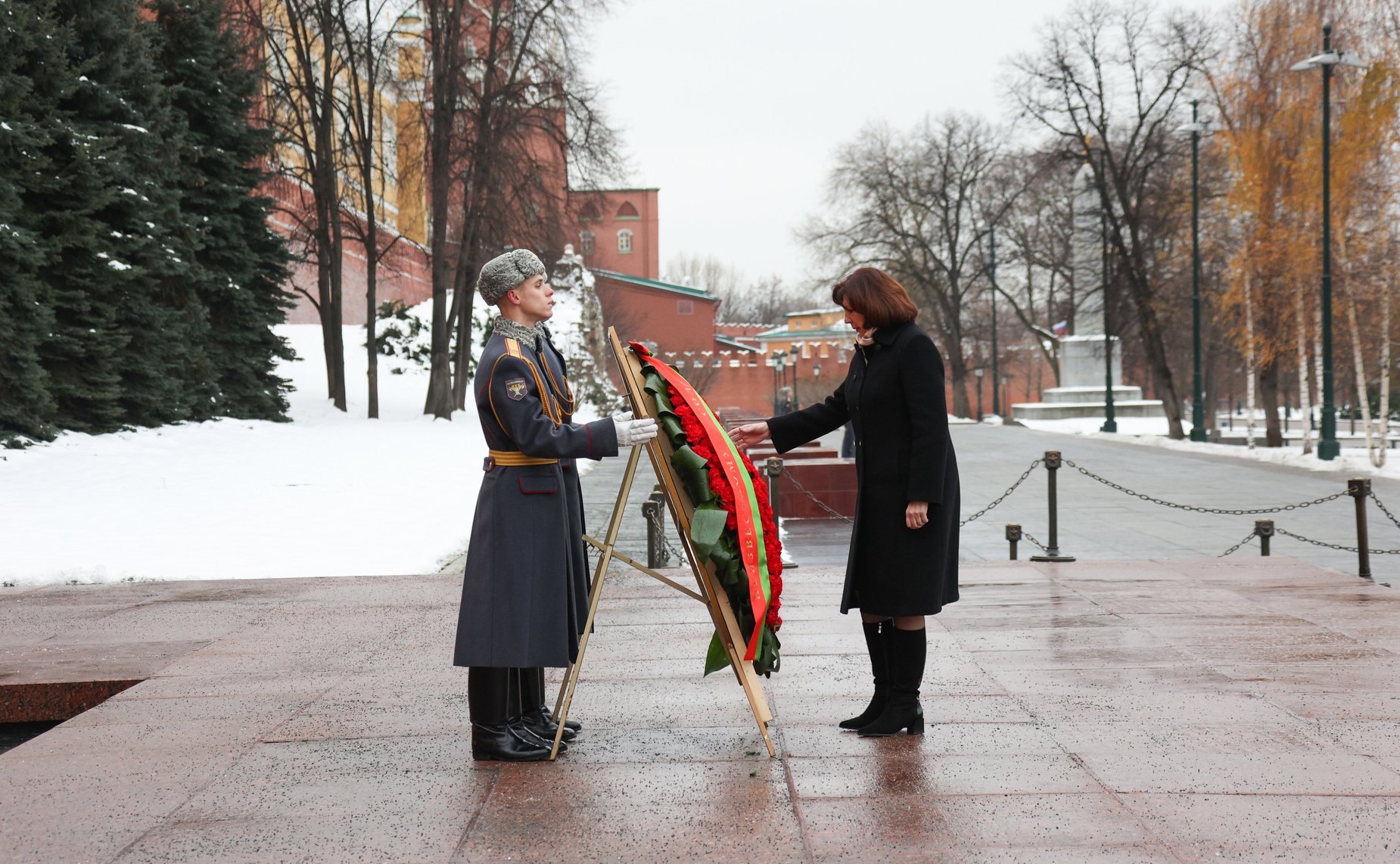 Возложение венка к могиле Неизвестного солдата у Кремлевской стены, памятникам знакам «Город-герой Минск», и «Брестская Крепость-герой»