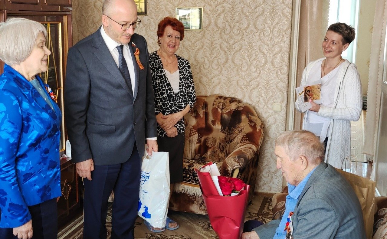 Олег Цепкин поздравил ветеранов Великой Отечественной войны городов Трехгорного, Сатки и Юрюзани с наступающим Днем Победы