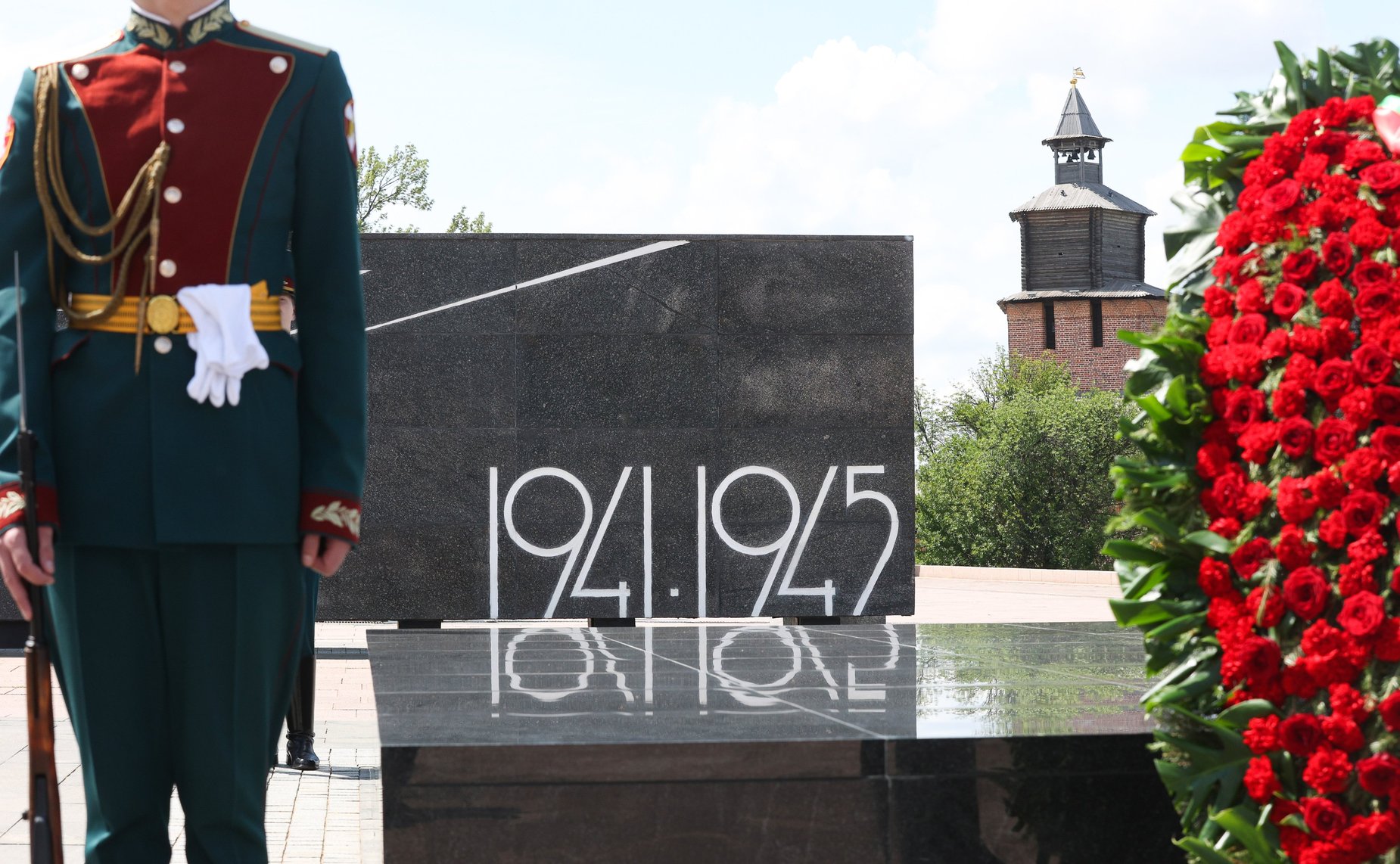 Церемония возложения венков к Вечному огню