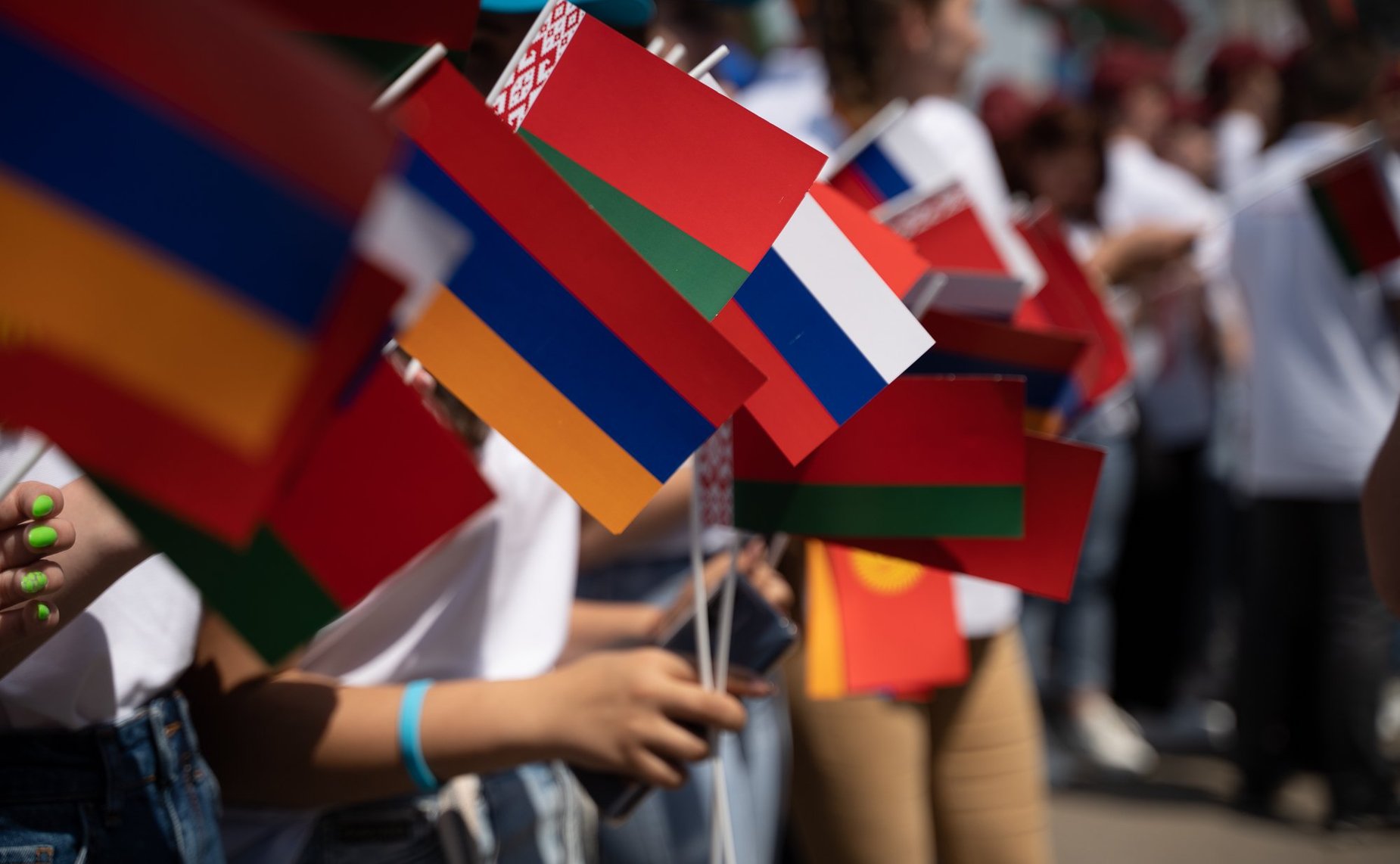 На перроне брестского вокзала школьники из России, Армении и Киргизии встретились с участниками проекта из Белоруссии