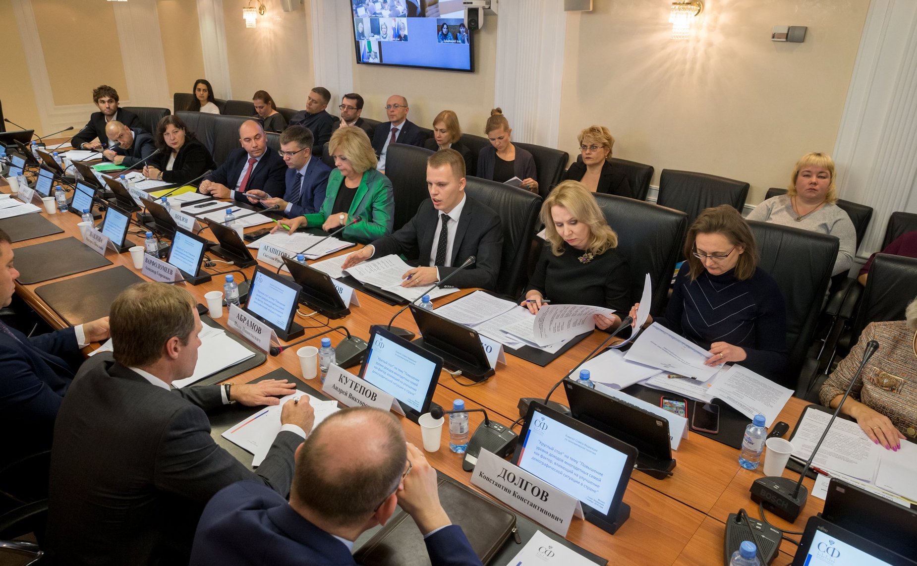 «Круглый стол» Комитета СФ по экономической политике на тему «Повышение уровня доходов многодетных семей как фактор, влияющий на улучшение демографической ситуации в стране»