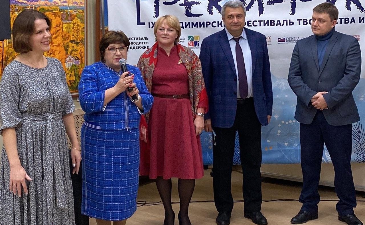 Ольга Хохлова в ходе поездки в регион приняла участие в открытии традиционного фестиваля творчества и ремёсел «Реки-Руки». Мероприятие проходит под слоганом «В ожидании праздника»