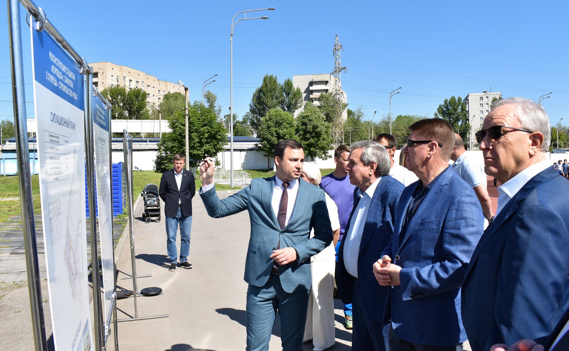 В ходе поездки сенаторы РФ побывали на стадионе «Торпедо», где в планах строительство универсального спортзала и реконструкция водноспортивной базы «Олимпия» в Энгельсе