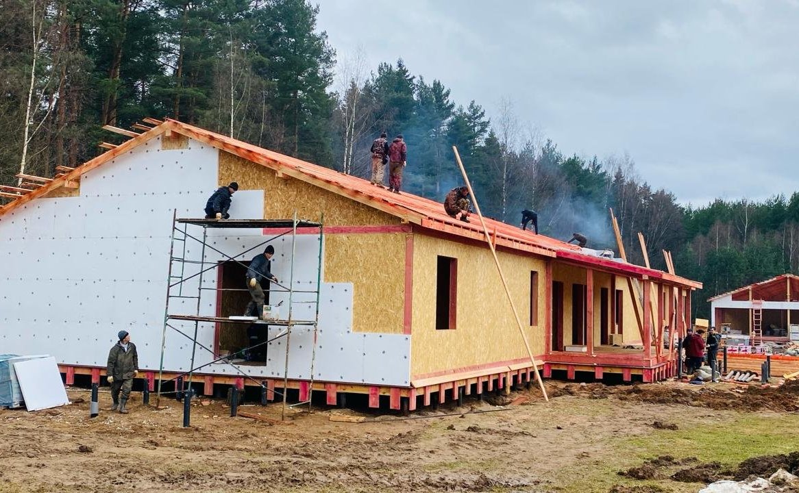 Наталия Косихина и Александр Русаков в ходе поездки в регион проверили ход строительства быстровозводимых корпусов и благоустройства территории в детском оздоровительно-образовательном центре имени А. Матросова