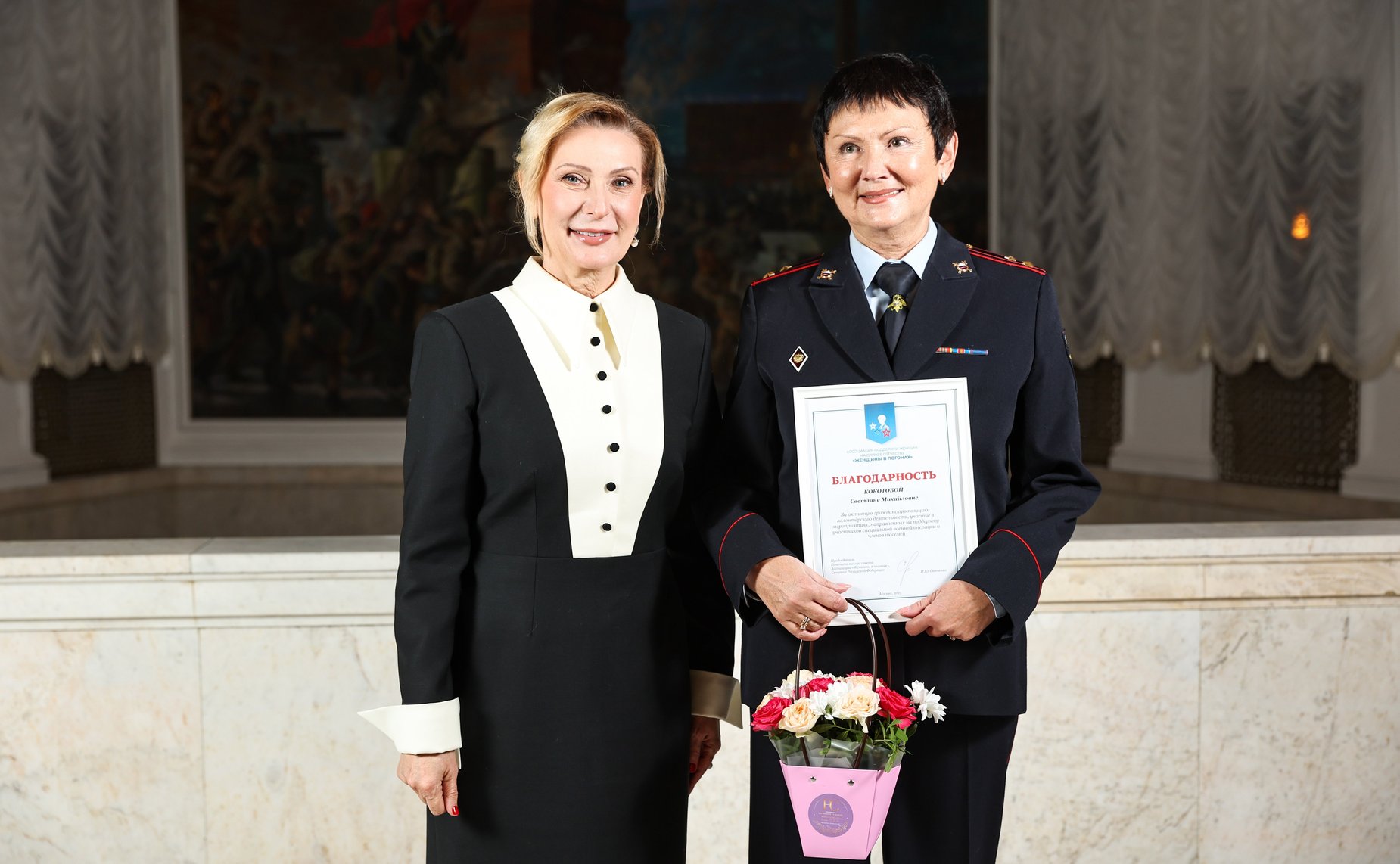 Заместитель Председателя Совета Федерации Инна Святенко приняла участие в церемонии награждения поисковиков, добровольцев и волонтеров, состоявшейся в Центральном академическом театре Российской Армии