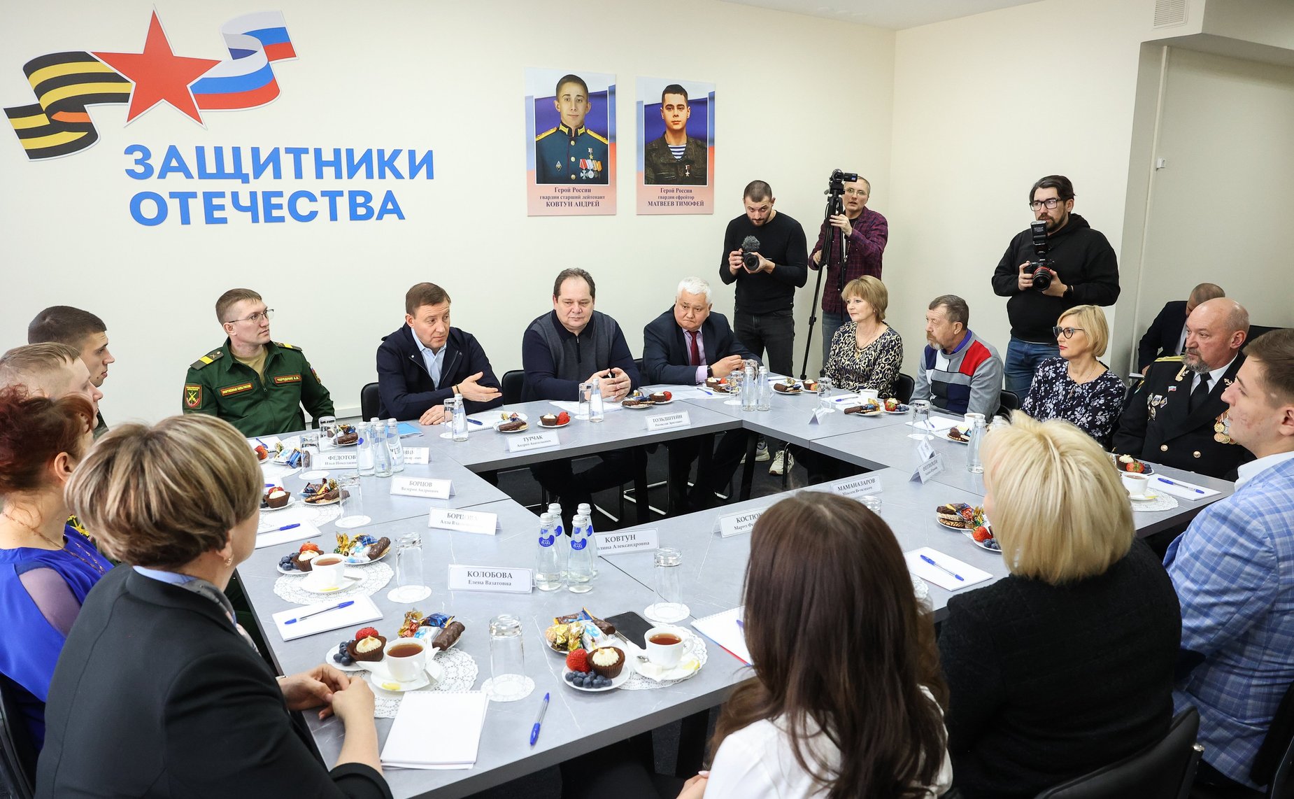 В Биробиджане Андрей Турчак вместе с руководителем управления по работе с регионами фонда «Защитники Отечества», матерью Героя России Марией Костюк встретились с участниками спецоперации