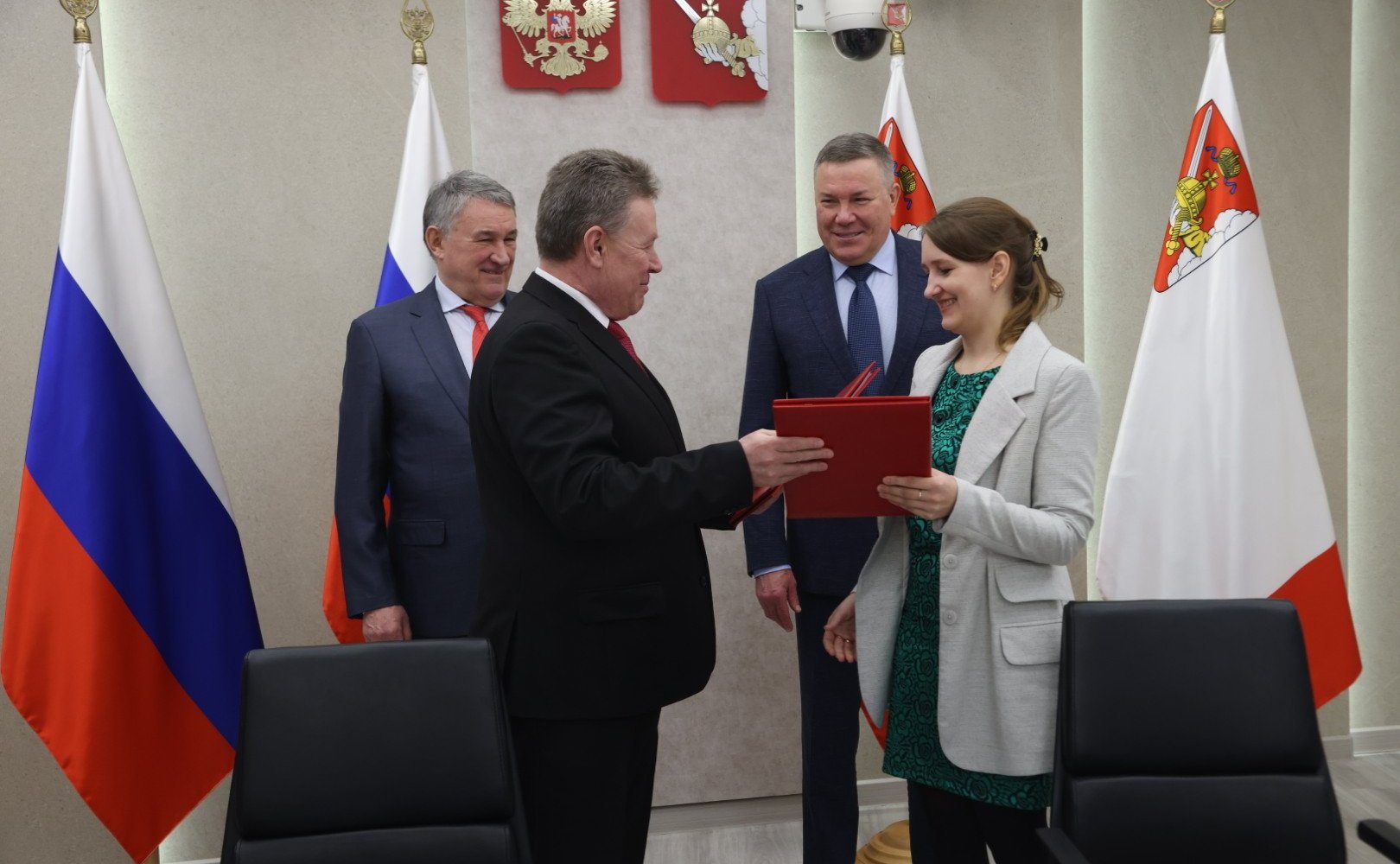 Заместитель Председателя Совета Федерации Юрий Воробьев и губернатор региона Олег Кувшинников приняли участие в церемонии подписания контракта на строительство детского сада в туристической жемчужине Вологодчины городе Кириллове