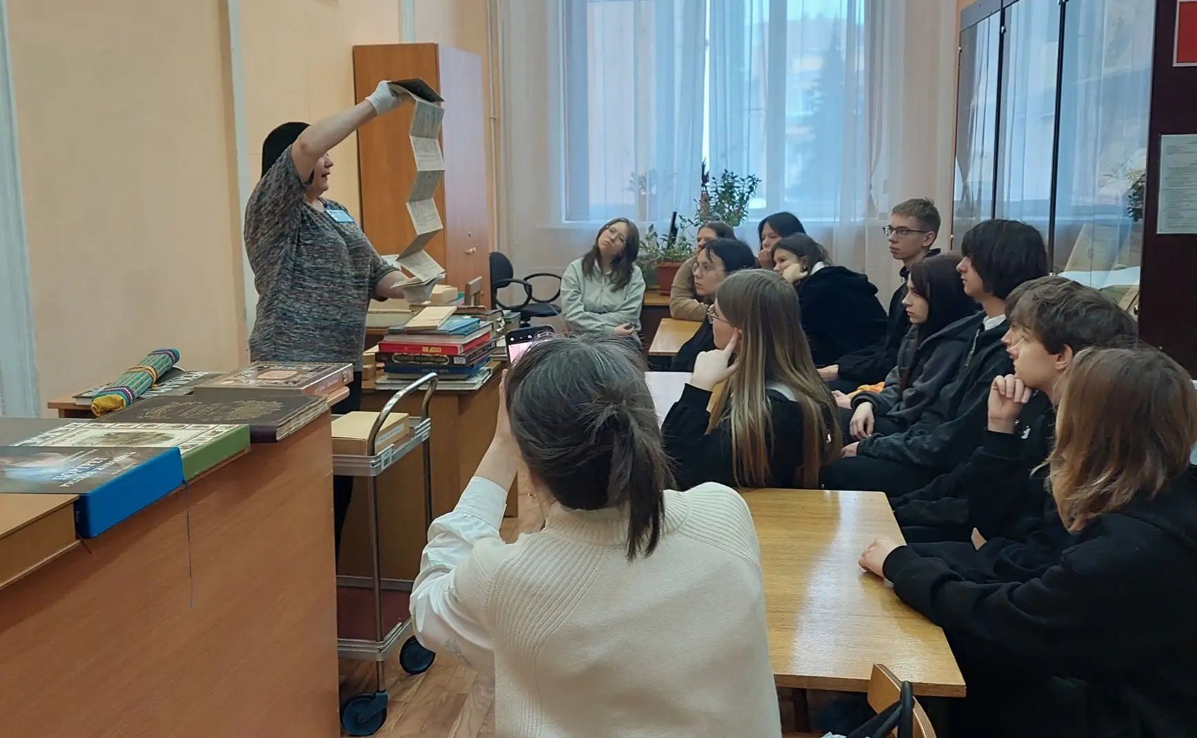 Владимир Нетёсов организовал для воронежских школьников посещение старейшей библиотеки