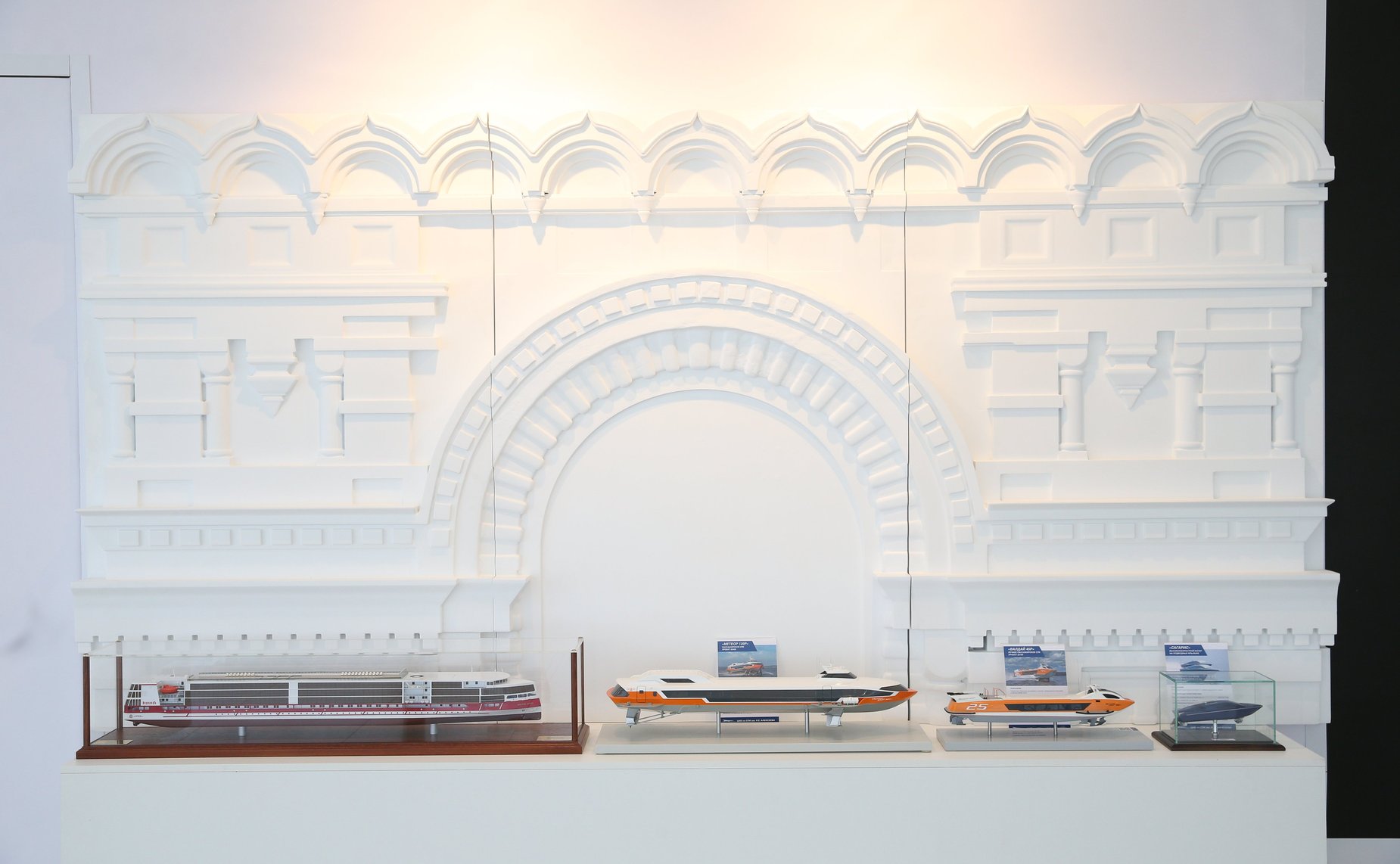 Председатель Совета Федерации Валентина Матвиенко и губернатор Нижегородской области Глеб Никитин осмотрели выставку, на которой представлены инновационные проекты и перспективы развития региона