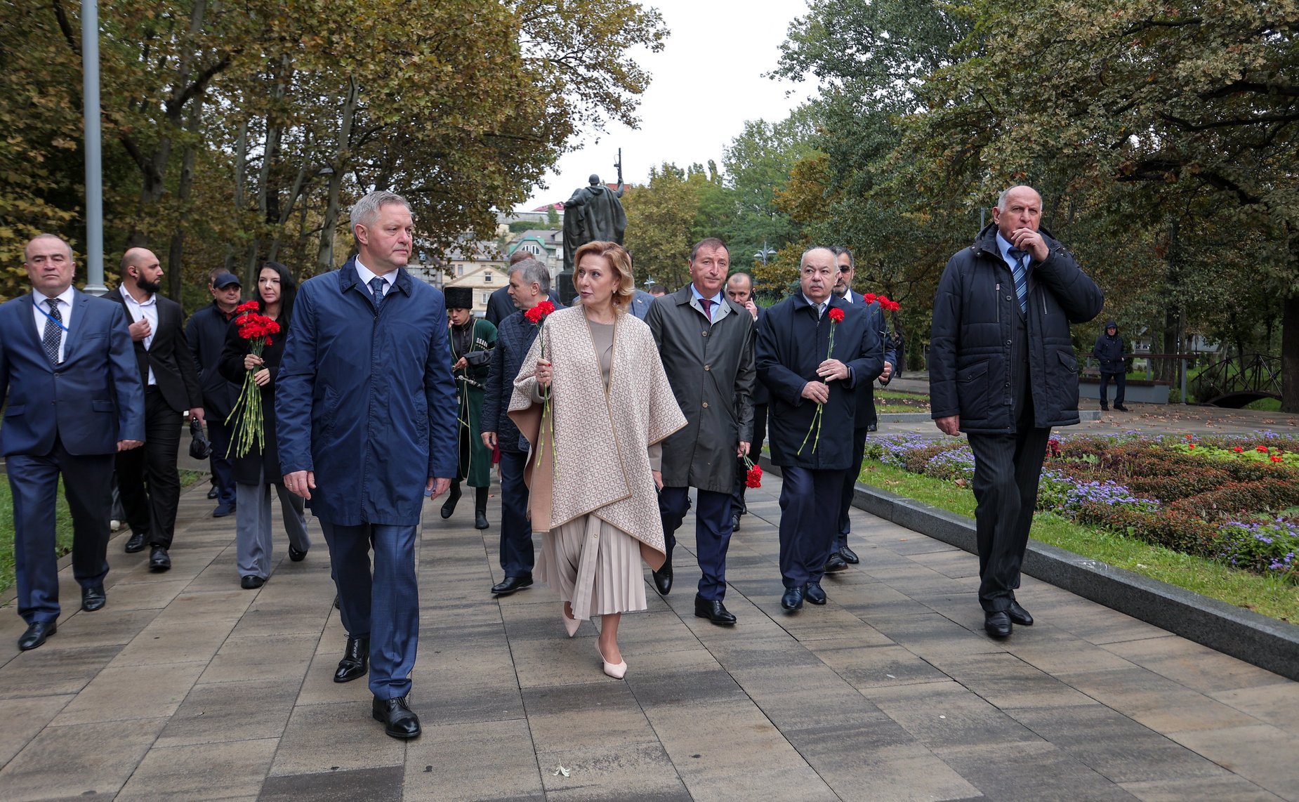 Сенаторы РФ возложили цветы к мемориалу Воину-освободителю в парке им. Ленинского комсомола в Махачкале (фото пресс-служба Министерства экономики и территориального развития Республики Дагестан)