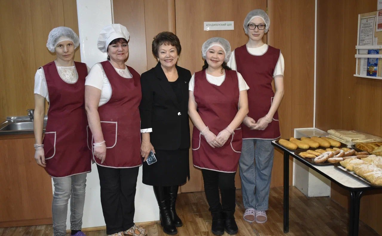 Татьяна Гигель в ходе рабочей поездки по региону побывала в районной пекарне и кондитерском цехе, открытых при пищевом предприятии в Усть-Коксинском районе