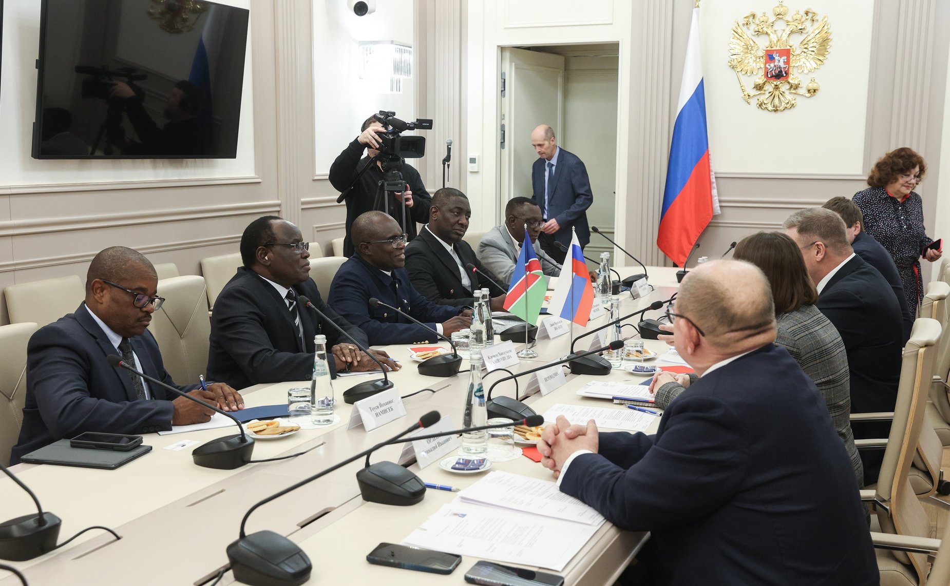 Встреча первого заместителя председателя Комитета СФ по бюджету и финансовым рынкам Николая Любимова с делегацией Национального совета Республики Намибии