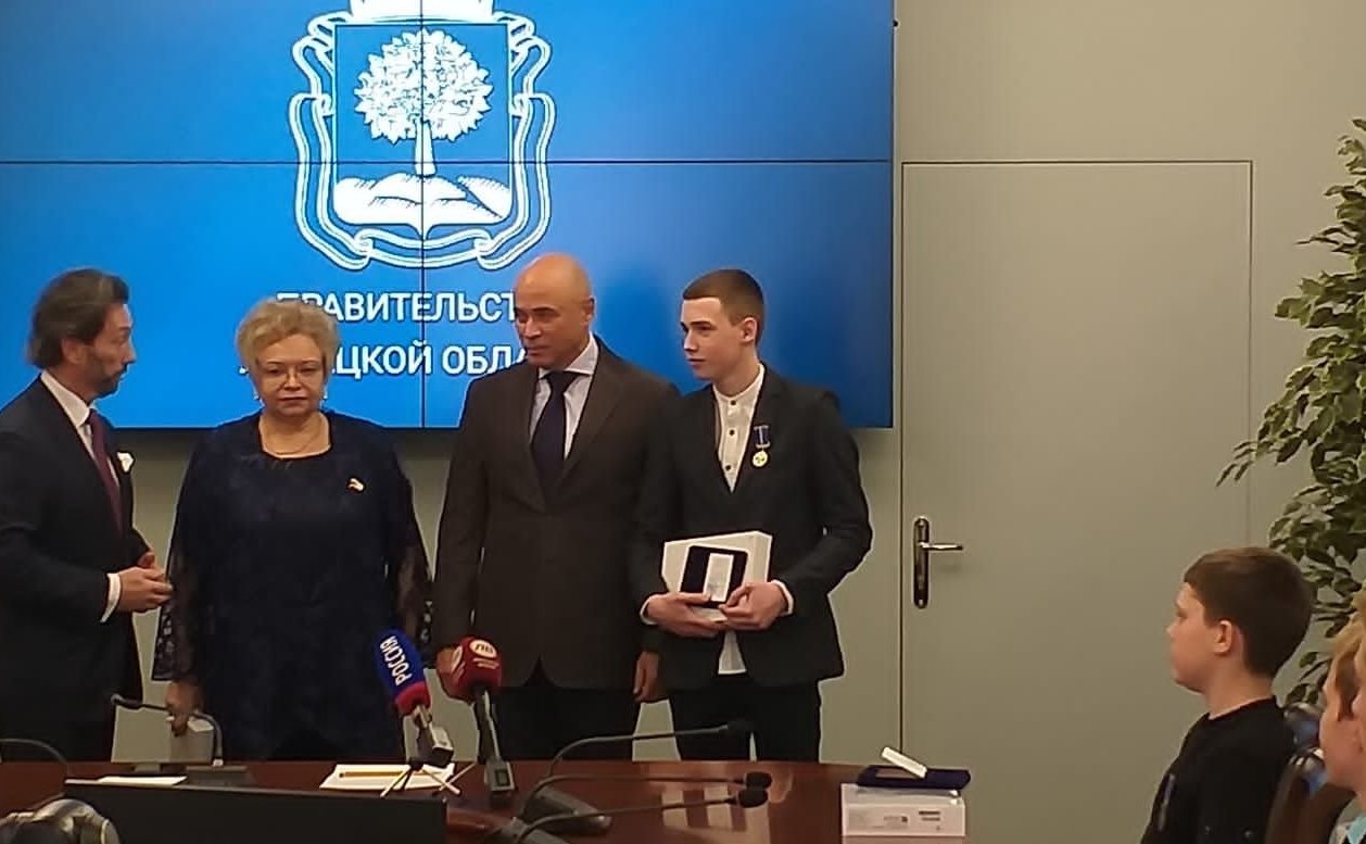 Оксана Хлякина и Максим Кавджарадзе в ходе рабочей поездки в регион приняли участие в десятой юбилейной церемонии чествования и награждения детей-героев Липецкой области