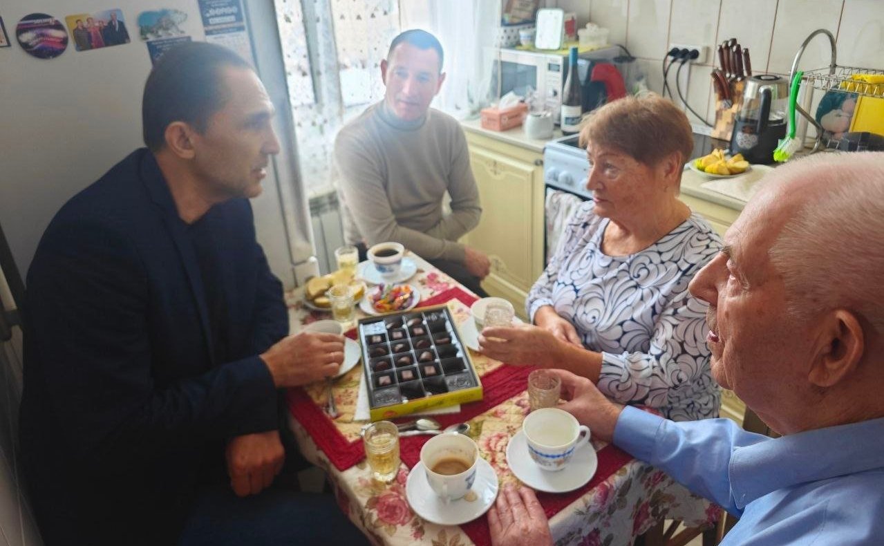 Семья Хапочкиных и Денис Раздобреев поздравили с наступающим Новым годом Василия Николаевича и Нину Федоровну Андреевых