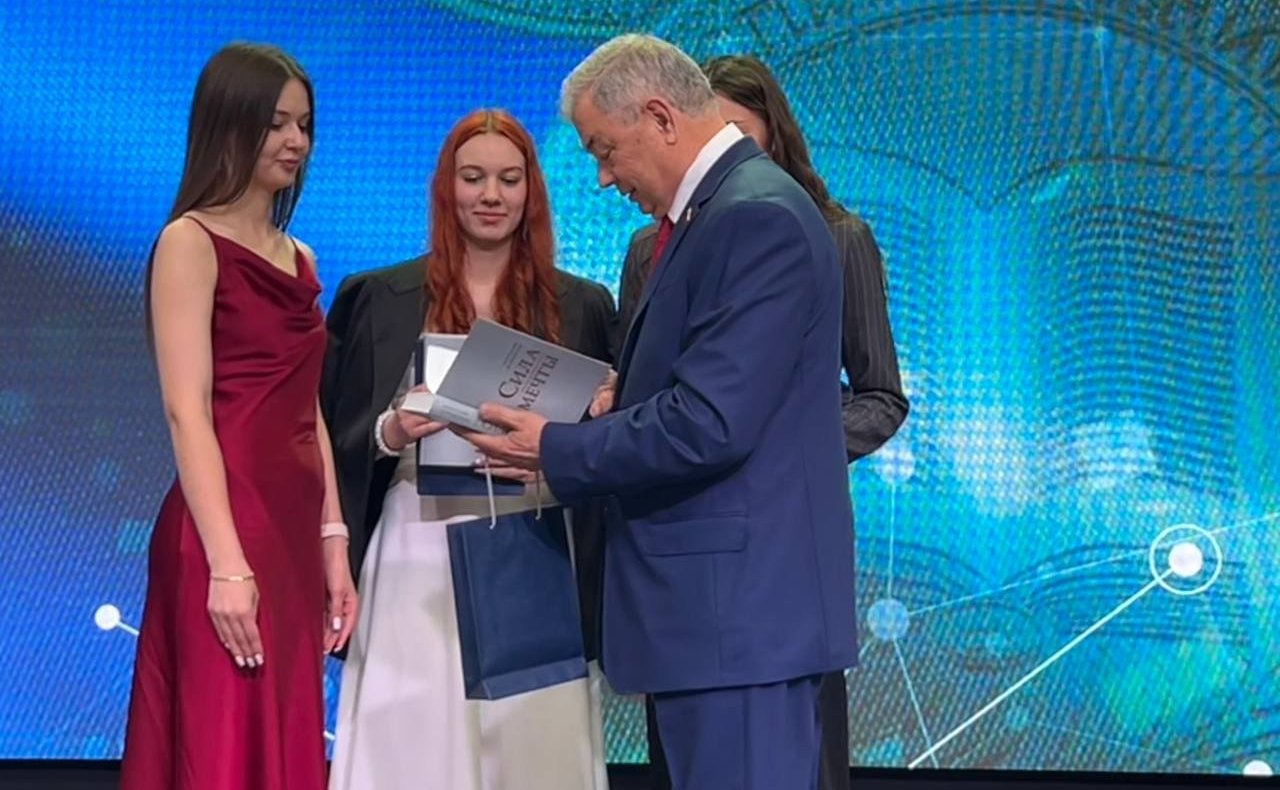 Анатолий Артамонов вручил медали выпускникам Калужской области