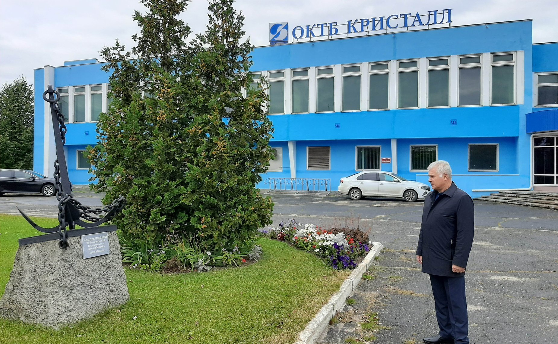 Сергей Мартынов во время визита в регион осмотрел цеха ОКТБ