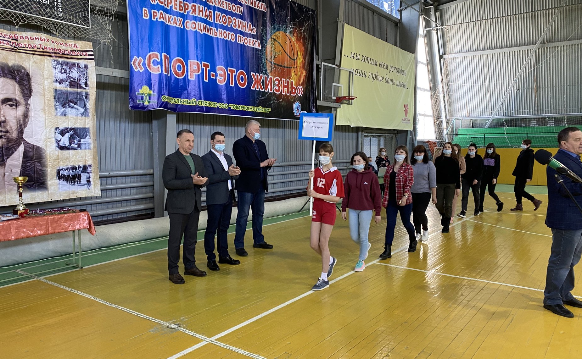 Олег Алексеев посетил клуб единоборств «Кобра» и принял участие в церемонии вручения первых поясов юным спортсменам