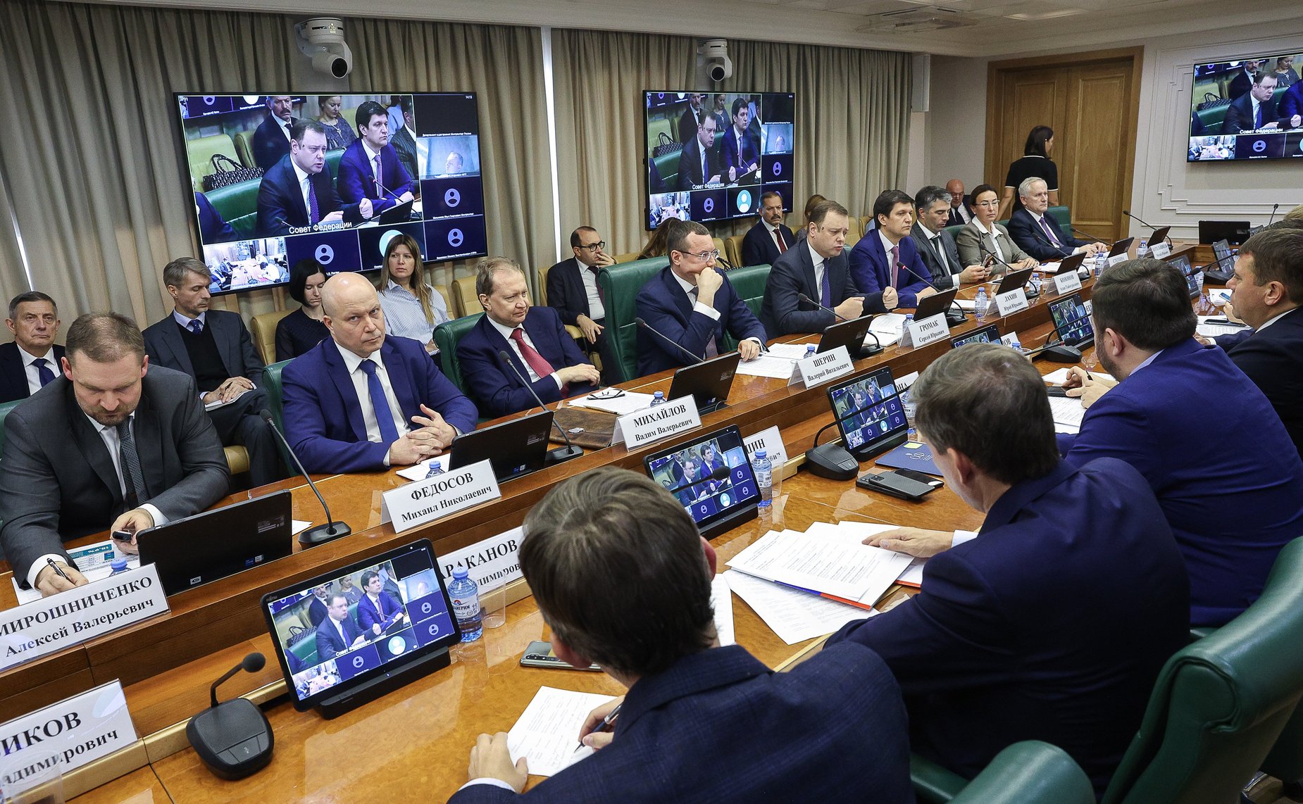 Круглый стол на тему «О мерах поддержки государственных корпораций и акционерных обществ с государственным участием»