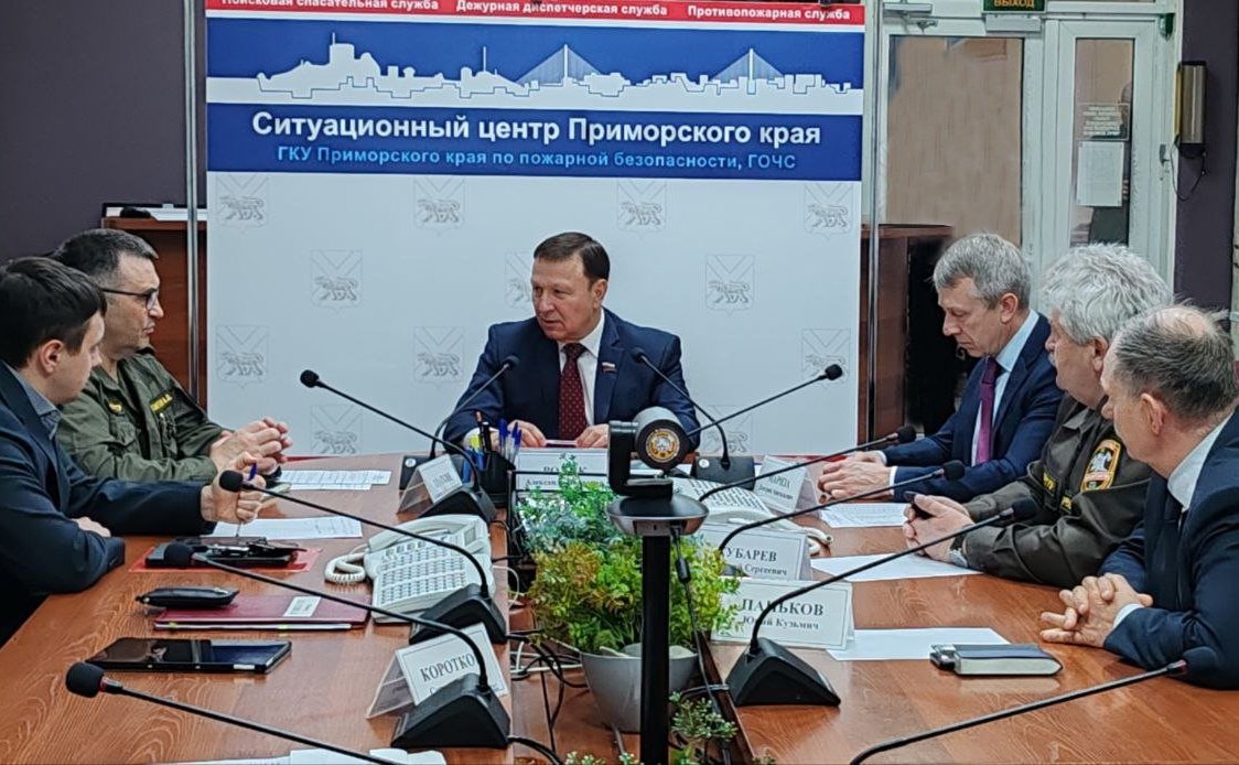 Александр Ролик провел совещание с главами муниципалитетов, в которых развернуты предупредительные работы, и руководством Агентства по гидротехническим сооружениям, мелиорации и гидрологии Приморского края