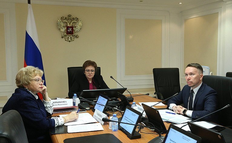 Оксана Хлякина приняла участие в работе круглого стола, посвященного вопросам обеспечения активного и здорового долголетия жителей нашей страны