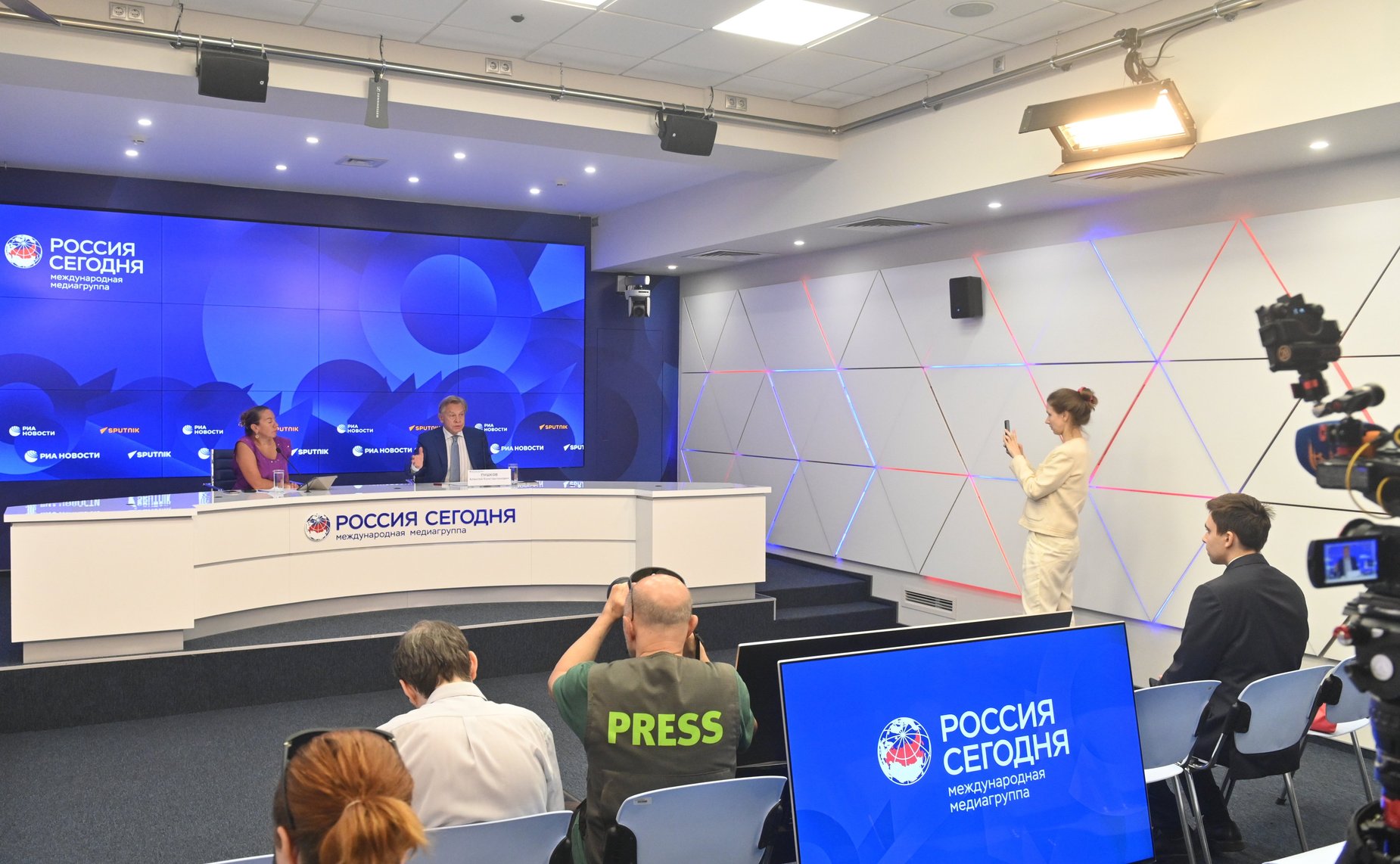 В Пресс-центре «Россия сегодня» прошла пресс-конференция председателя Комиссии Совета Федерации по информационной политике и взаимодействию со СМИ Алексея Пушкова об основных направлениях и о перспективах работы Комиссии в 2024–2025 политическом году