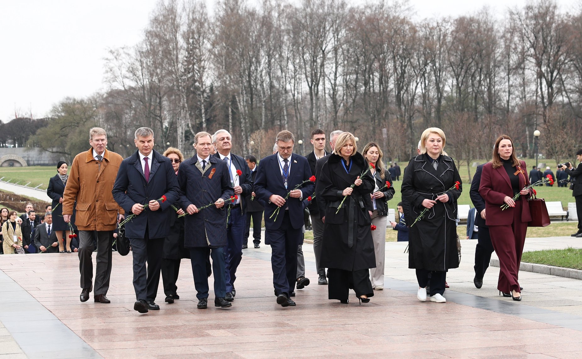 Делегации стран-участниц Межпарламентской Ассамблеи СНГ возложили венки и цветы к Монументу «Мать-Родина» на Пискаревском мемориальном кладбище, а также к памятным плитам государств на Аллее Памяти