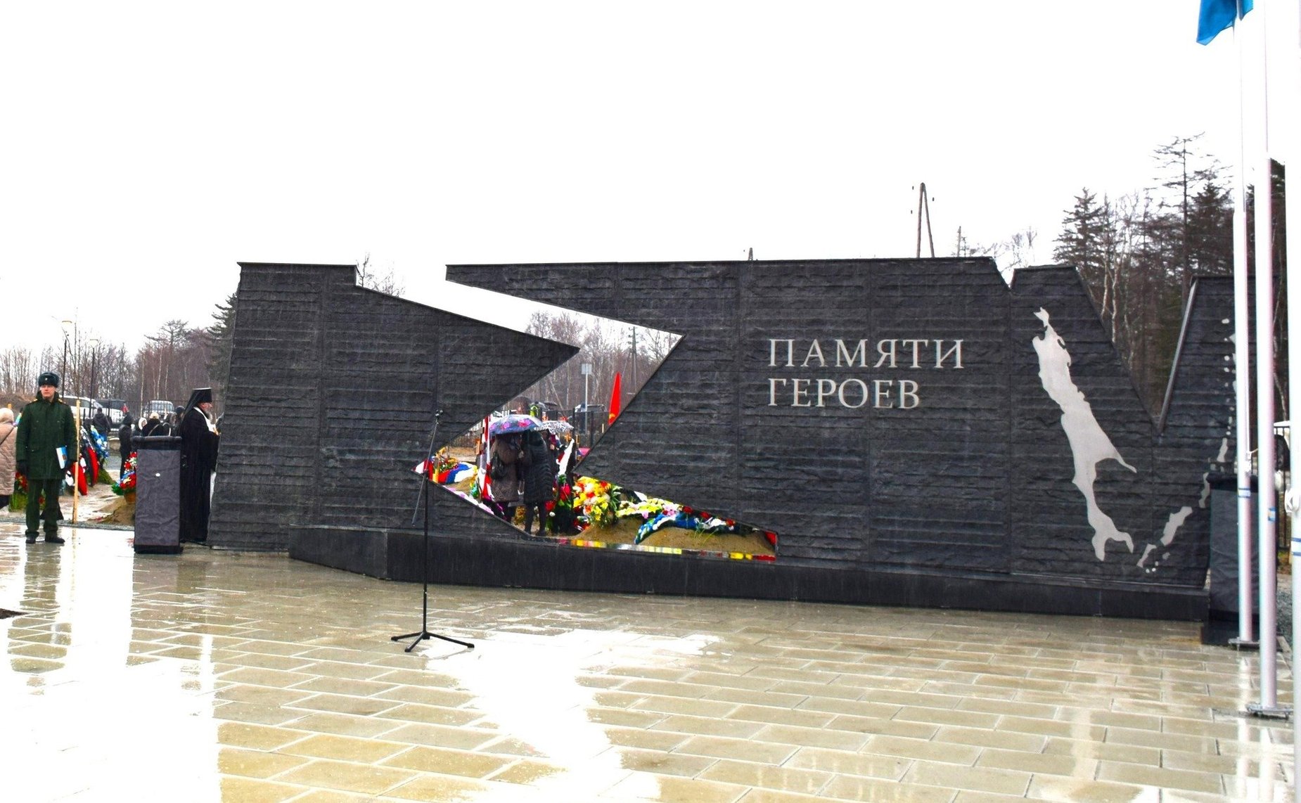 Андрей Хапочкин принял участие в открытии в регионе мемориала в честь воинов СВО