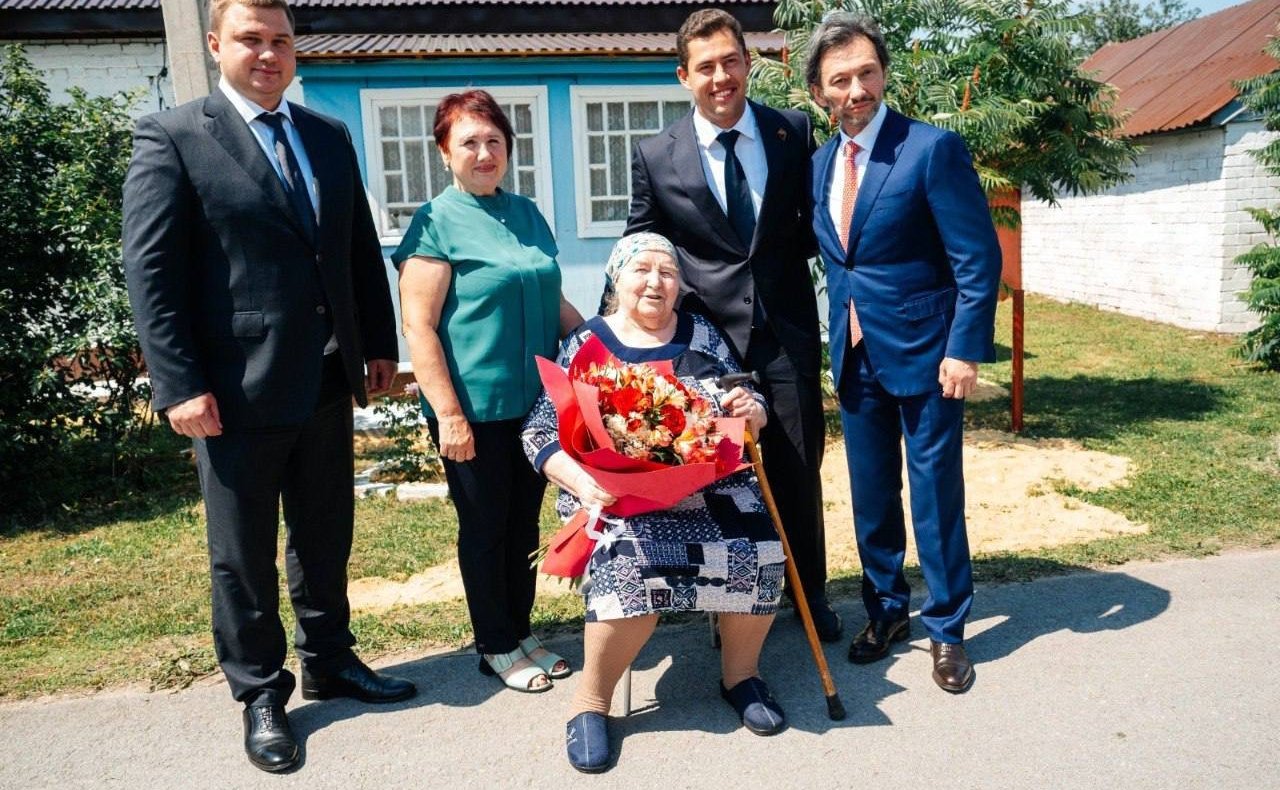 Максим Кавджарадзе помог восстановить дом блокадницы из Задонского района Липецкой области