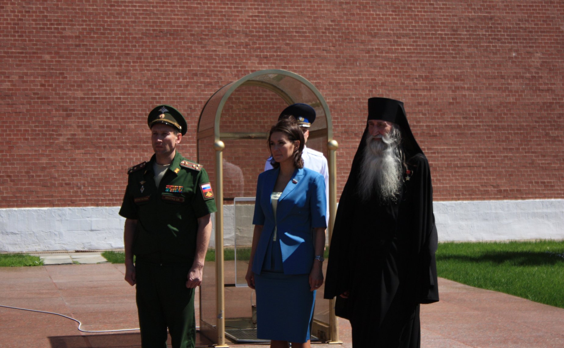 Маргарита Павлова в годовщину создания Государственного Комитета обороны СССР возложила цветы к могиле Неизвестного Солдата у Кремлевской стены в Александровском саду