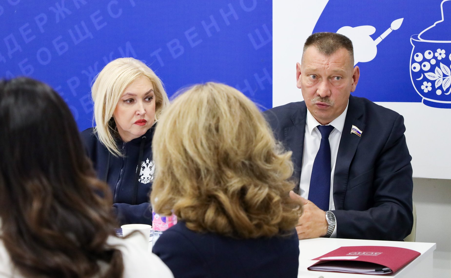 Сенаторы посетили штаб общественной поддержки партии «Единая Россия»