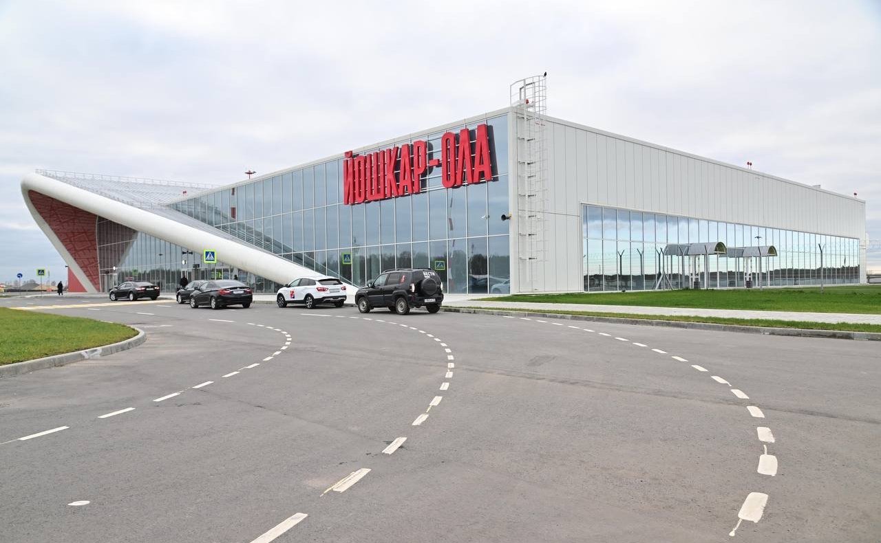 В рамках рабочей поездки сенаторы РФ совместно с главой Республики Марий Эл Юрием Зайцевым посетили в Йошкар-Оле аэропортовый комплекс города, универсальный крытый легкоатлетический манеж «Арена Марий Эл», учебный корпус Училища Олимпийского резерва